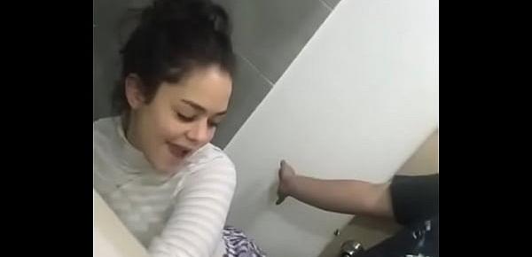  Jovencita hace un perreo